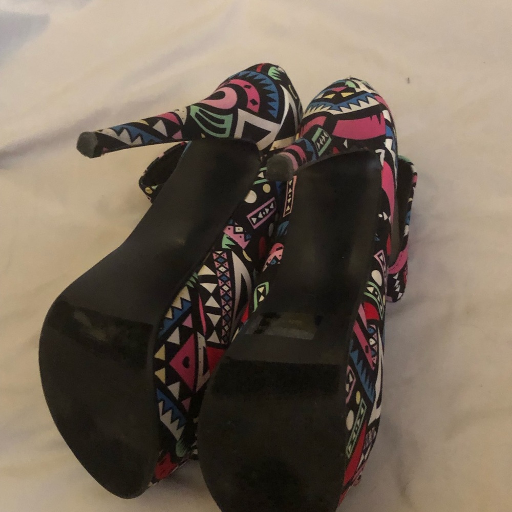 Tribal print women’s platform pumps size 10